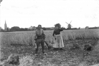 boer en boerin in het veld