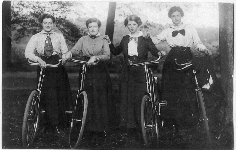 vier dames met fiets