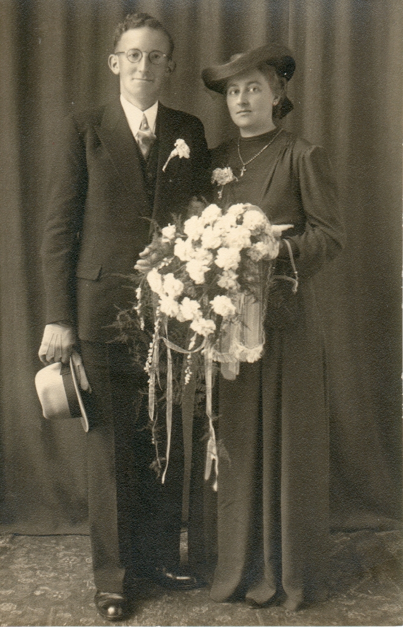 trouwfoto Anton van Klooster en Grad van Hoven 1944