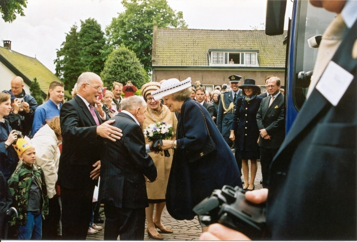 Jan Rigter en Joep vos bij de Koningin mei 2002