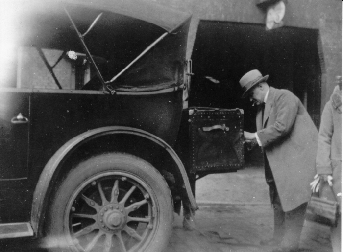 onbekende man bij auto ca.1930