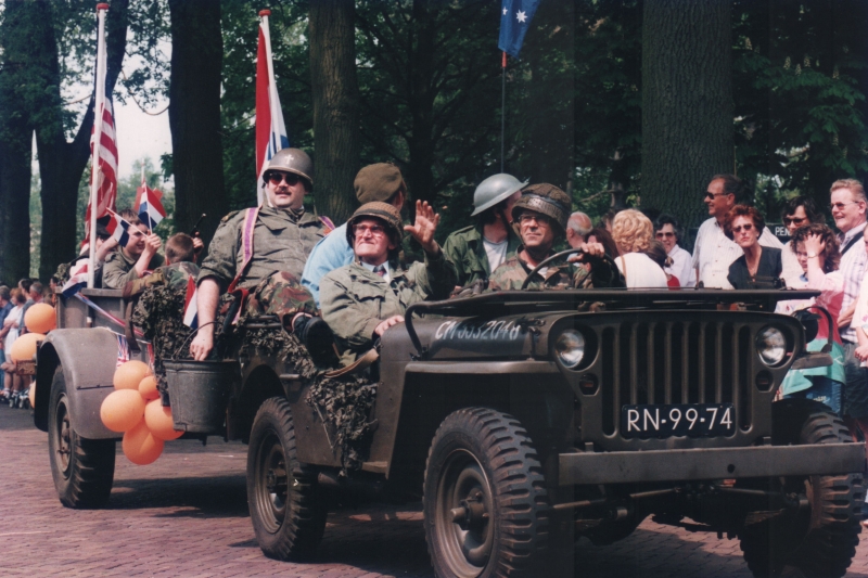 50 jaar bevrijding 1995 Torenlaan in de Jeep Willem Vos.