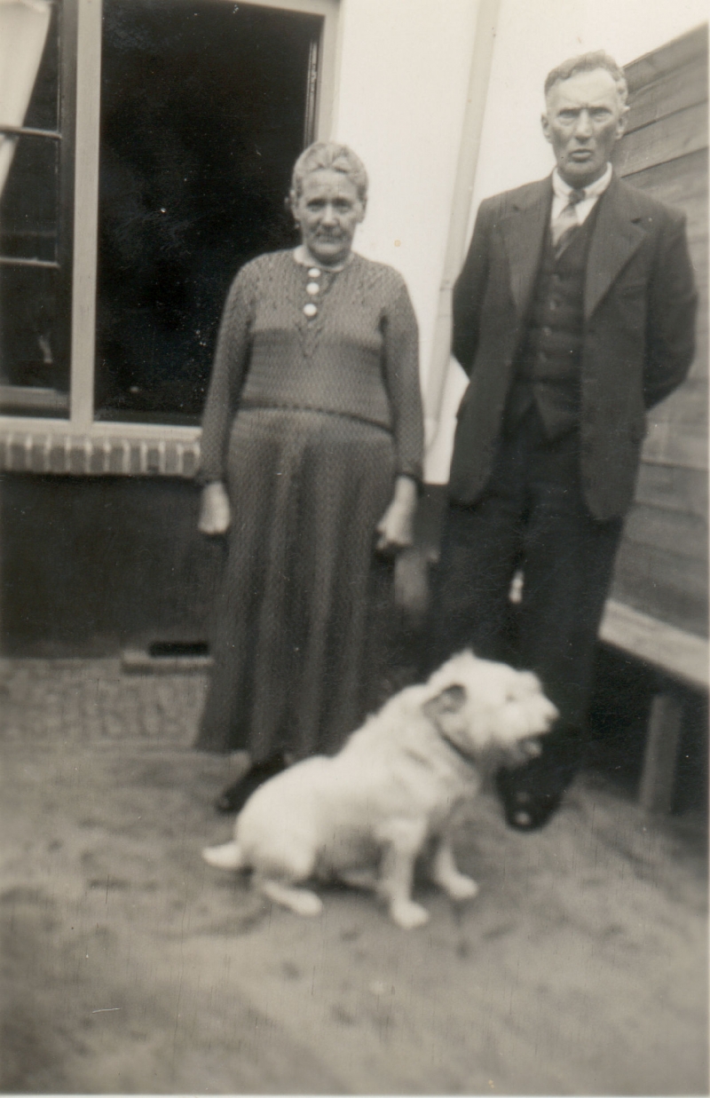 Hendrik de Jong met vrouw en hond