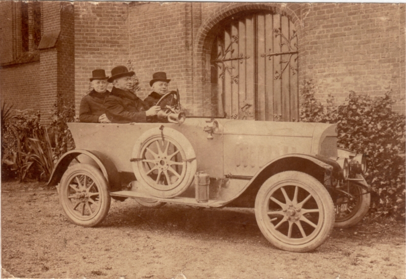 familie Heerschop in oude auto