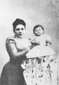 Mevrouw Catz met dochter Helma