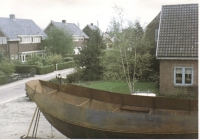 foto, schip in aanbouw op het erf van Ben Albers