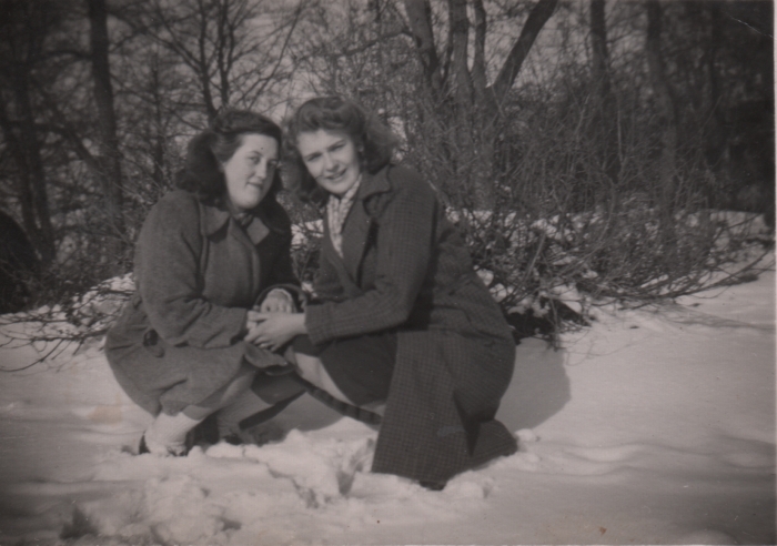 Coby Krijnen-Klaver (rechts) 2-5-1947 met Annie Krijnen