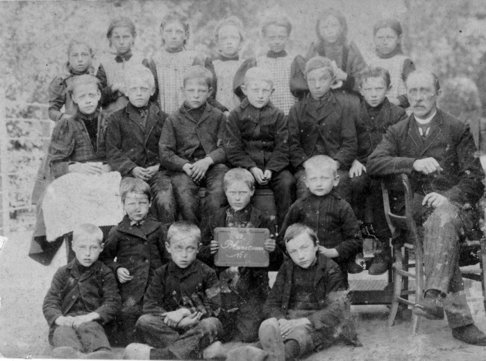 Openbare lagere school ca. 1920  1e klas