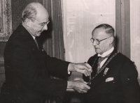 Omhangen ambsketen Burgemeester Middelhoff 1946
