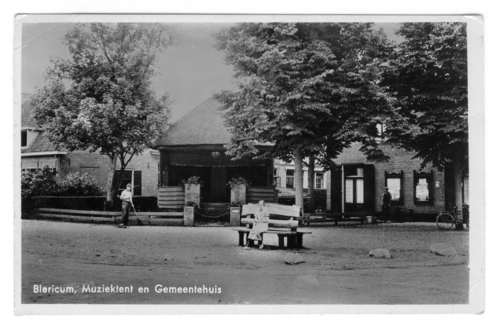 Dorpsstraat muziektent gemeentehuis 1939