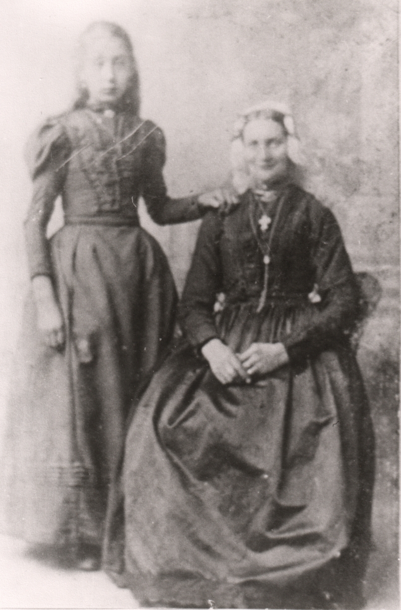 Oma de Graaf en haar moeder Rokebrand-de Jong