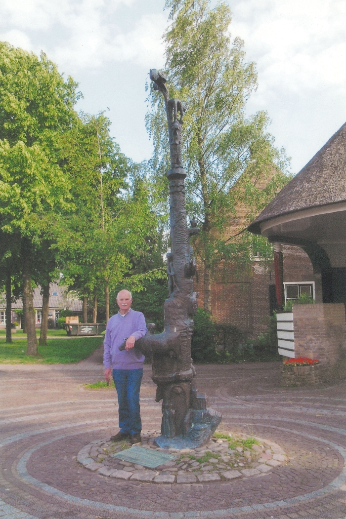 Hans Brölmann bij bronzen Erfgooiersboom