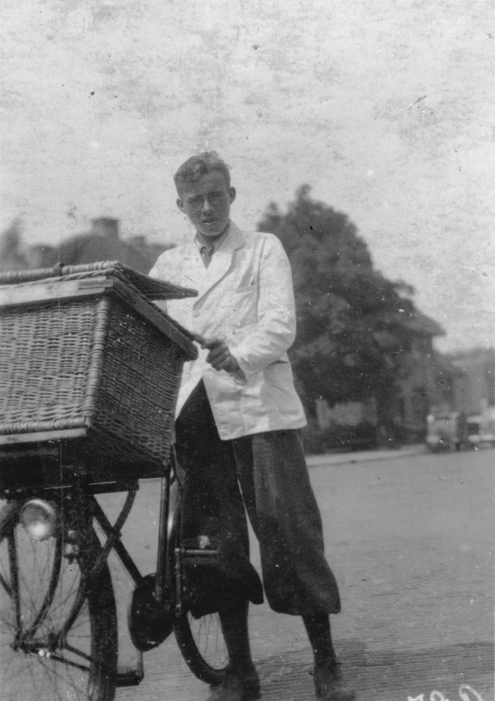 J.Krijnen met bakfiets 1939