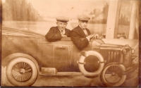 twee mannen in een auto
